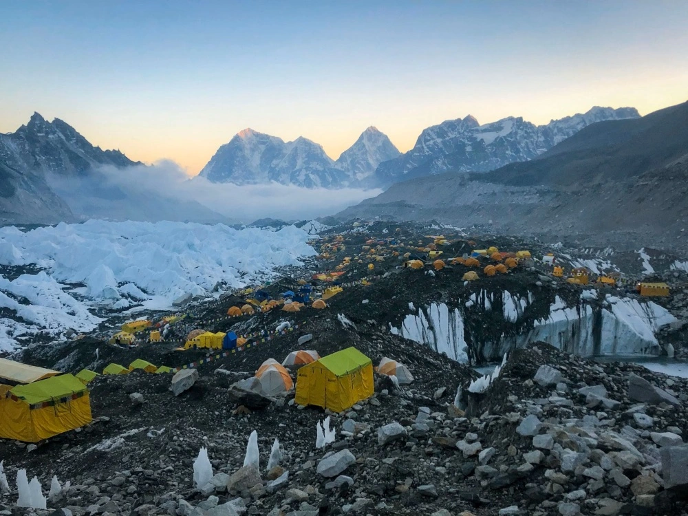 Everest base camp weather in summer